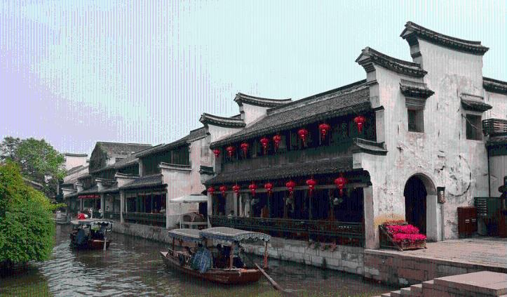 一个女生在你出去找工作不到一个月就答应和别人谈恋爱了，我问她那个人怎么追的她，她说没怎么追，聊聊天